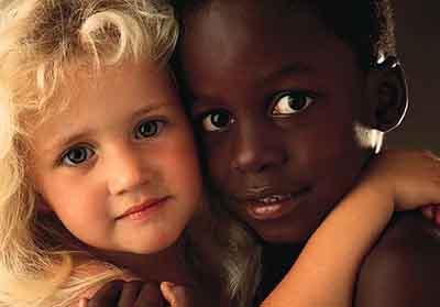 tema che analizza il grave problema del razzismo nel mondo