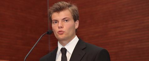 Aleksej, il moderatore che pratica body-building