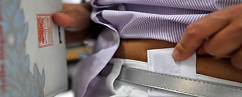 Tu che... nascondi i bigliettini nel lembo della cinta