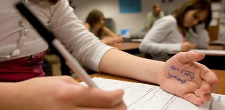 Un banco per amico durante i compiti in classe