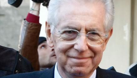 Il popolo di twitter attacca monti sul taglio delle vacanze, e lui si difende innescando un botta e risposta a suon di tweet