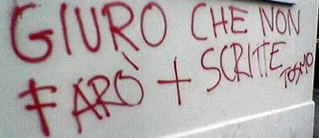 Imbrattano i muri e postano le foto su Facebook