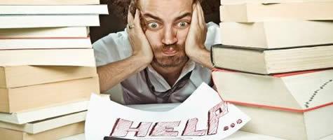 studenti disperati alle prese con la preparazione ai test d'ingresso e all'esame di Maturità stanno registrando un calo drammatico dei voti in pagella