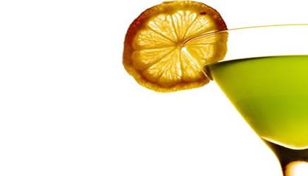 I giovani amano fare l'aperitivo e vivono ancora con i genitori