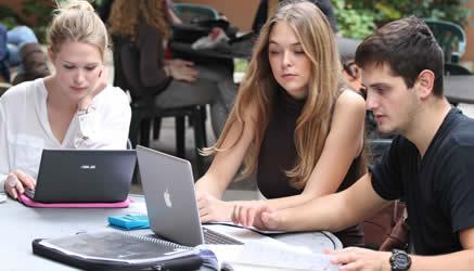 Meglio lavorare o studiare? Perché scegliere se si possono fare entrambe le cose? Lavorare mentre si studia e svolgere stage sono esperienze che cambiano la vita