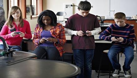 niente cellulari a scuola per gli americani che decidono di lasciarli un un furgone