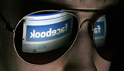 Fb pubblica i messaggi privati, panico in rete