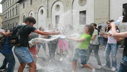 ultimo giorno di scuola. Gli studenti festeggiano con la guerra di gavettoni