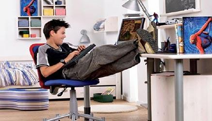 Internet: a scuola non si usa, a casa si