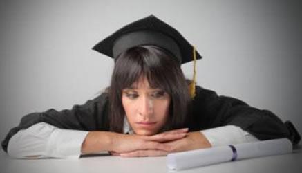 I laureati nel 2020 diminuiranno. Si stima che saranno 18 milioni in meno i ragazzi che concluderanno un corso di laurea. Già oggi, in Italia, vengono fatte meno iscrizioni all'università e anche i laureati in Economia, Ingegneria, Informatica... iniziano ad avere difficoltà nel trovare un'occupazione