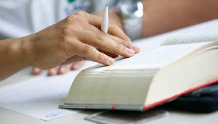 Totoesame 2012 per la Maturità, ovvero quali saranno le tracce della prima prova scritta dell'esame di Maturità 2012. Il tema di italiano è da sempre oggetto di indiscrezioni, speranze di fughe di notizie, ma le anticipazioni sul tema di maturità si rivelano spesso un gioco di probabilità e statistica