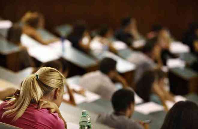 Test medicina: iscritti dai 17 ai 67 anni, ma la chimica spaventa