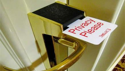 Schedati a scuola, impronte per prof e tag per studenti