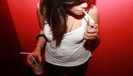 I giovani fumano, provano droghe sintetiche e marijuana, navigano in internet e passano molto tempo sui social network, ma pochi leggono libri