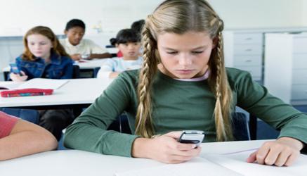 Cellulari, fumo, baci: comportamenti poco consoni ad un luogo importante e formale come la scuola, ma sempre più diffusi e, in molti casi, tollerati