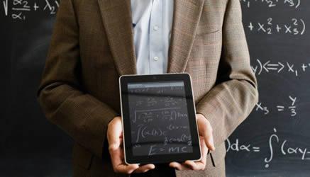 Scuole informatizzate. I dirigenti scolastici di tre istituti descrivono le innovazioni introdotte, dalla LIM agli iPad, dalla rete wireless agli ebook, e spiegano come hanno trovato i finanziamenti per poter realizzare il processo di digitalizzazione della scuola