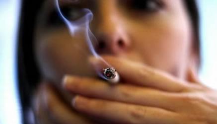 Studenti e professori fumano sigarette e spinelli a scuola