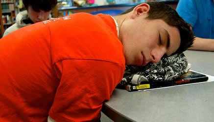 Una ricerca americana ha stabilito che non c'è corrispondenza tra il dormire poco la notte e la sonnolenza eccessiva che colpisce gli studenti a scuola durante le lezioni. Hai mai avuto voglia di dormire a scuola?