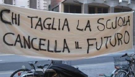 Proteste studentesche per il diritto allo studio: studenti universitari e delle scuole superiori uniti per difendere i loro diritti, contro la legge Aprea, contro i tagli all'istruzione e alla ricerca