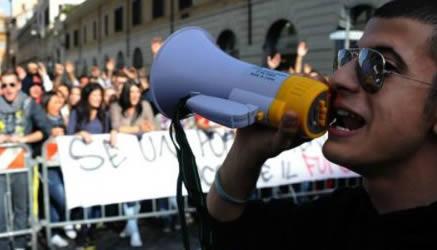 Continuano le proteste studentesche. Manifestazioni e cortei mecoledì 5 e giovedì 6 dicembre. Gli studenti sceldono in piazza assieme ai lavoratori della Fiom. Chiedono maggiori investimenti nell'istruzione e nella ricerca e misure per uscire dalla crisi