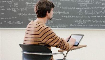 Gli studenti sempre più spesso preparano gli esami universitari studiando direttamente solo su dispense e slide messe a disposizione dal professore del corso. I libri tradizionali si usano meno e per scambiarsi informazioni si ricorre al web