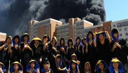 Ateneo in fiamme, studenti festeggiano con una foto (33752)