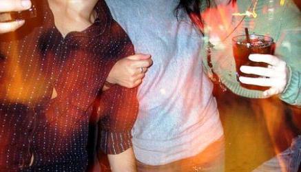 Annuncia sbornia su Facebook, poi muore