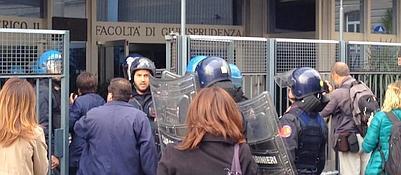cariche a Napoli