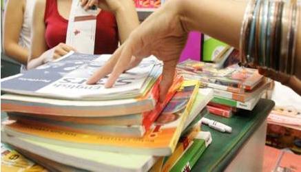 bidello vendeva libri ad alunni sottobanco: ora rischia accusa di peculato