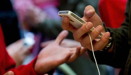 cosa fare se il prof usa il cell in classe aundio agli studenti è vietato farlo?
