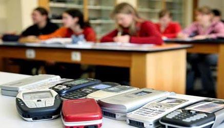 sospesi da scuola per un uso eccessivo del cellulare