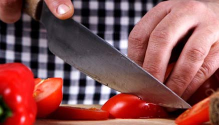 studente finisce ai lavori forzati in cucina per pugno in faccia al prof