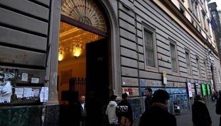 la preside del liceo Genovesi di Napoli scoppia in lacrime a causa dell'assedio della scuola e del rischio camorra