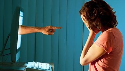 sulla pagina facebook di un liceo di Nuoro appare una lista nera con i nomi degli studenti omosessuali accompagnati da insulti