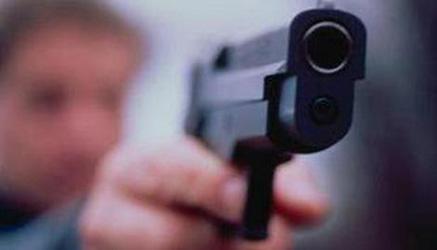 Occupazione-shock, il vigilante armato spara