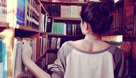 professore scrive bigliettino a studentessa lei lo distribuisce