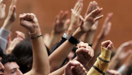 oggi gli studenti sono scesi in piazza. Noi eravamo con loro e li abbiamo seguiti anche su Twitter