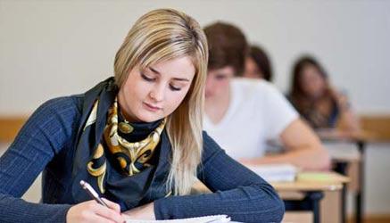 dall'ultimo rapporto ocse esce una scuola italiana che non supera l'anno, ma che comunque si impegna