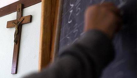 una classe intera chiede di essere esonerata dall'ora di Religione. Secondo te è un insegnamento inutile?