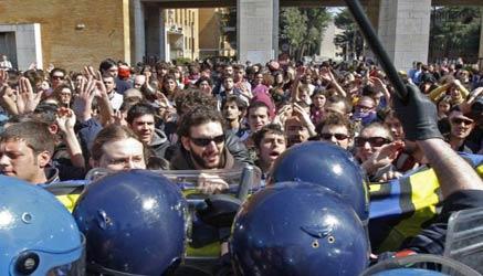 cariche della polizia contro gli studenti dell'Università La Sapienza di Roma