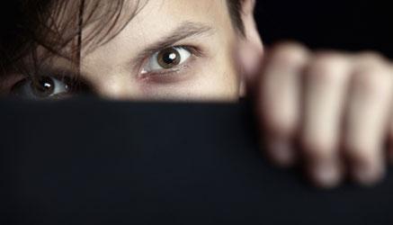 un usciere tenta di avvelenare la segretaria: è accaduto a Bologna