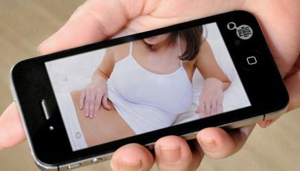 studentessa vende le sue foto hard a causa della crisi