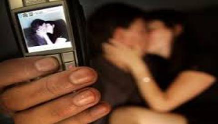 un video hard girato da tre minorenni fa il giro dei telfonini dei compaesani