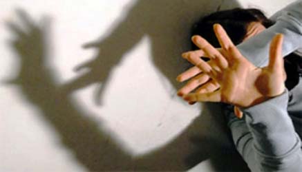 prof minaccia la sospensione e viene colpito in pieno volto
