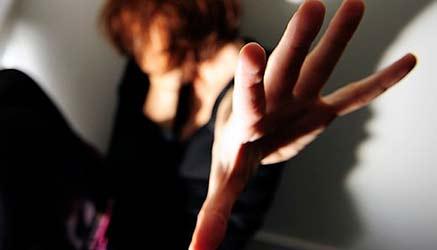 due giovani si conoscono su un social network; poi si incontrano e lui tenta di violentarla
