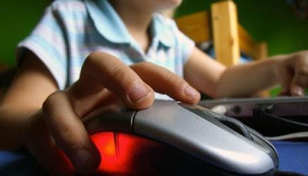 la dipendenza dai social dei giovani è stata raccontata in un video intitolato