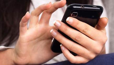 una ragazza condivide un video porno tramite whatsapp con la classe e scoppia lo scandalo