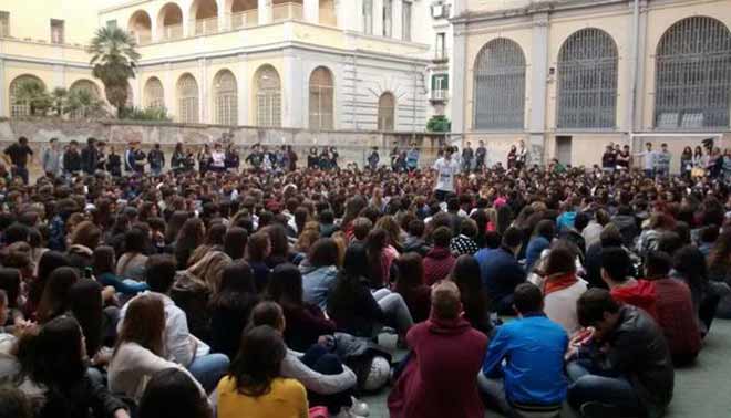 Occupazione: studenti in protesta fermano polizia articolo