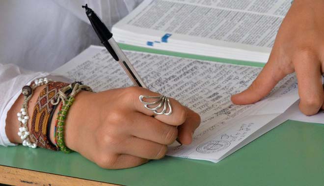 foto studentessa bocciata all'esame di maturità nonostante media dei voti alta