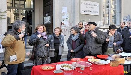 prof si ribellano all'alcoltest e brindano con spumante fuori dalla scuola